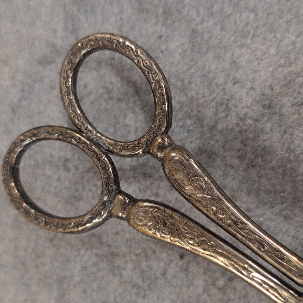 Vintage Silverplate Zinc Alloy Pastry Tongs Ornate Scroll Engraved Server - Picture 8 of 8
